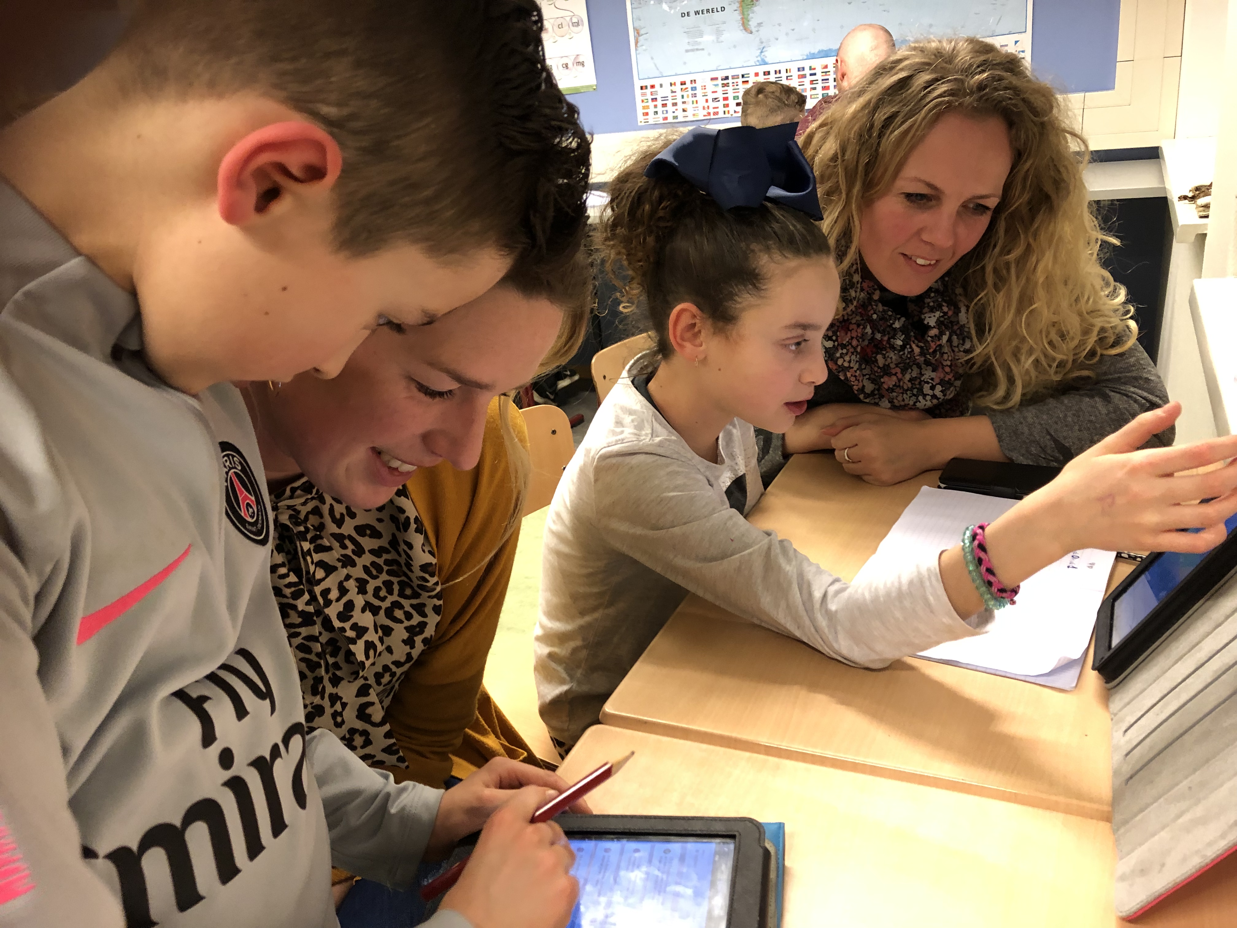 Leerlingen laten hun ouders zien hoe Snappet werkt.