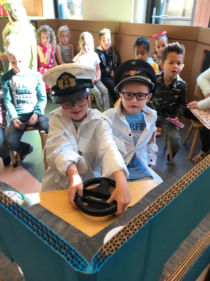 Leerlingen onderbouw met het vliegtuig op reis