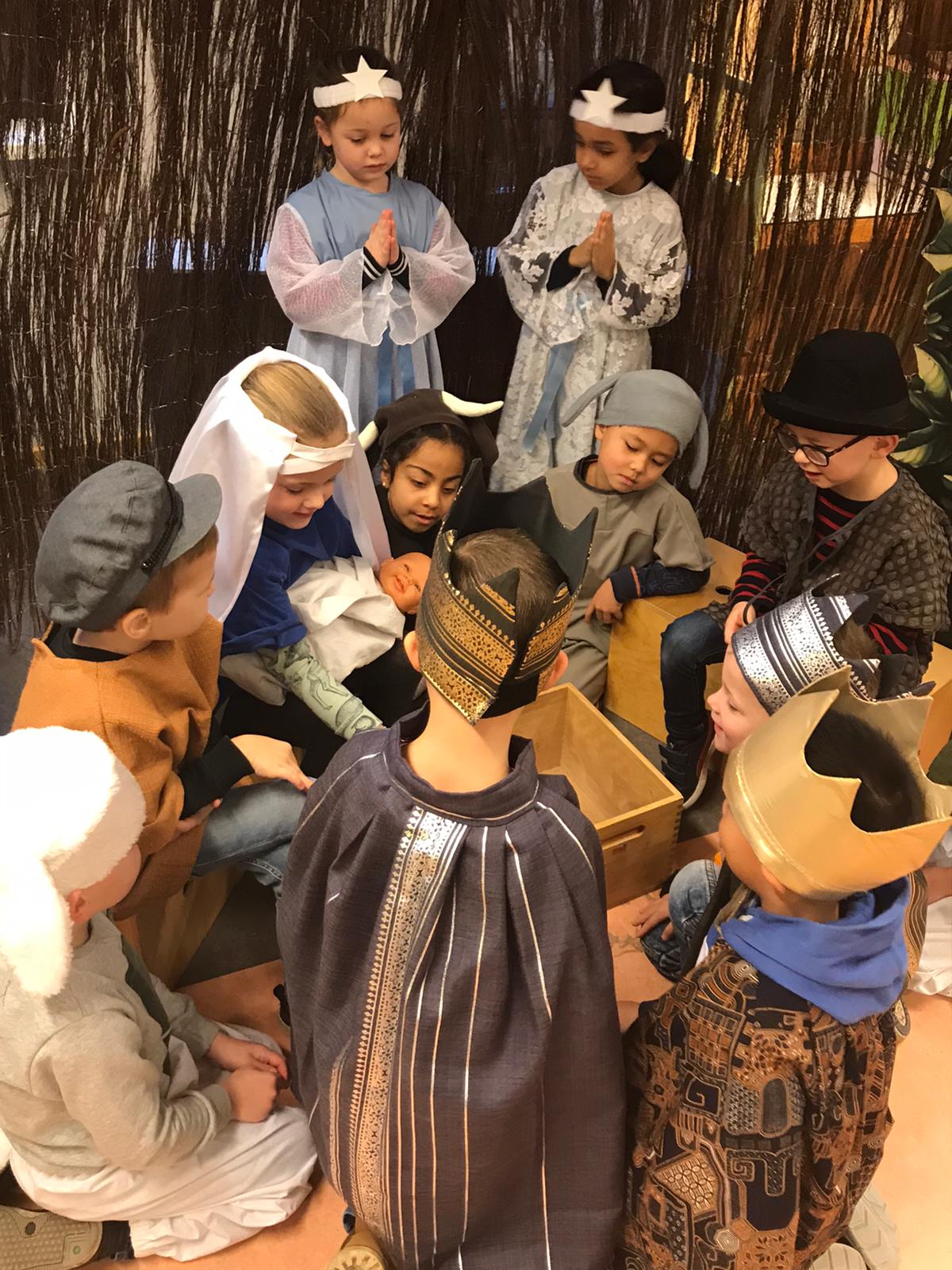 Nieuwe kerststal-kleding in gebruik genomen