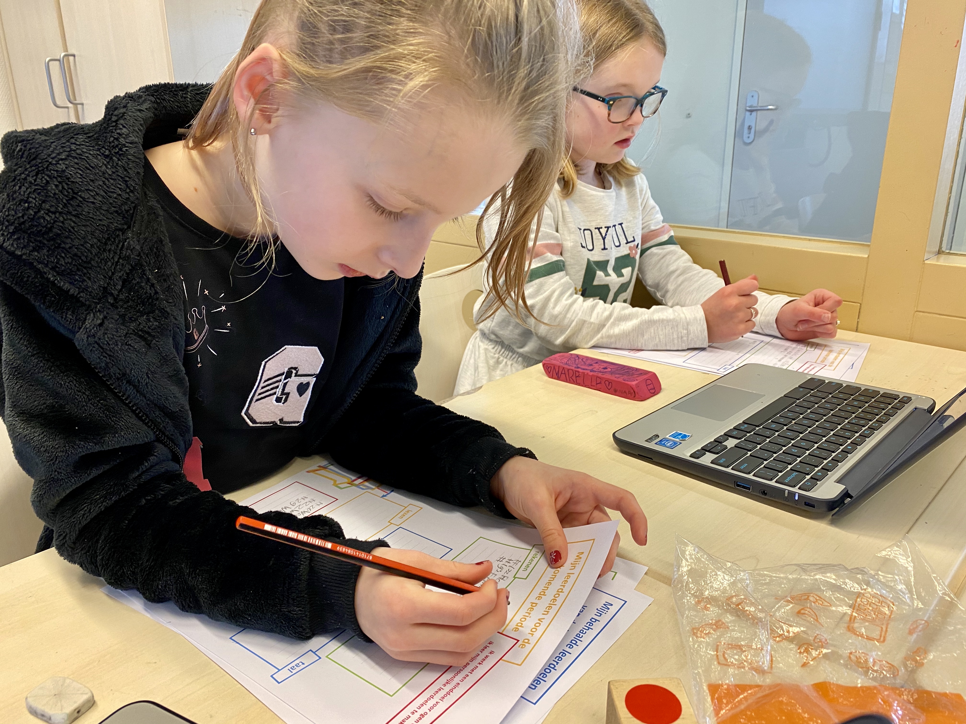 Leerlingen werken aan het groeirapport 