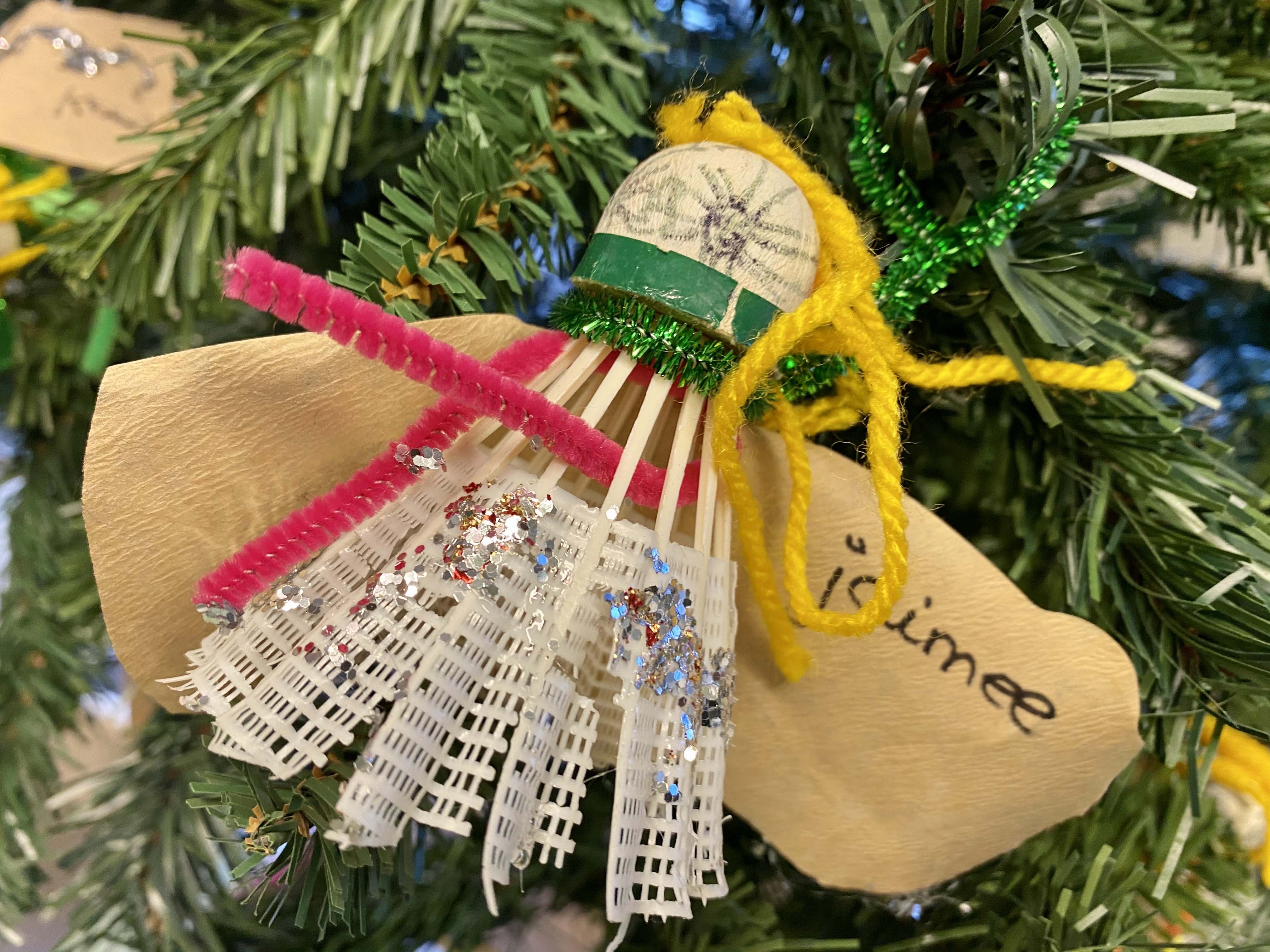 Kinderen versieren kerstbomen 