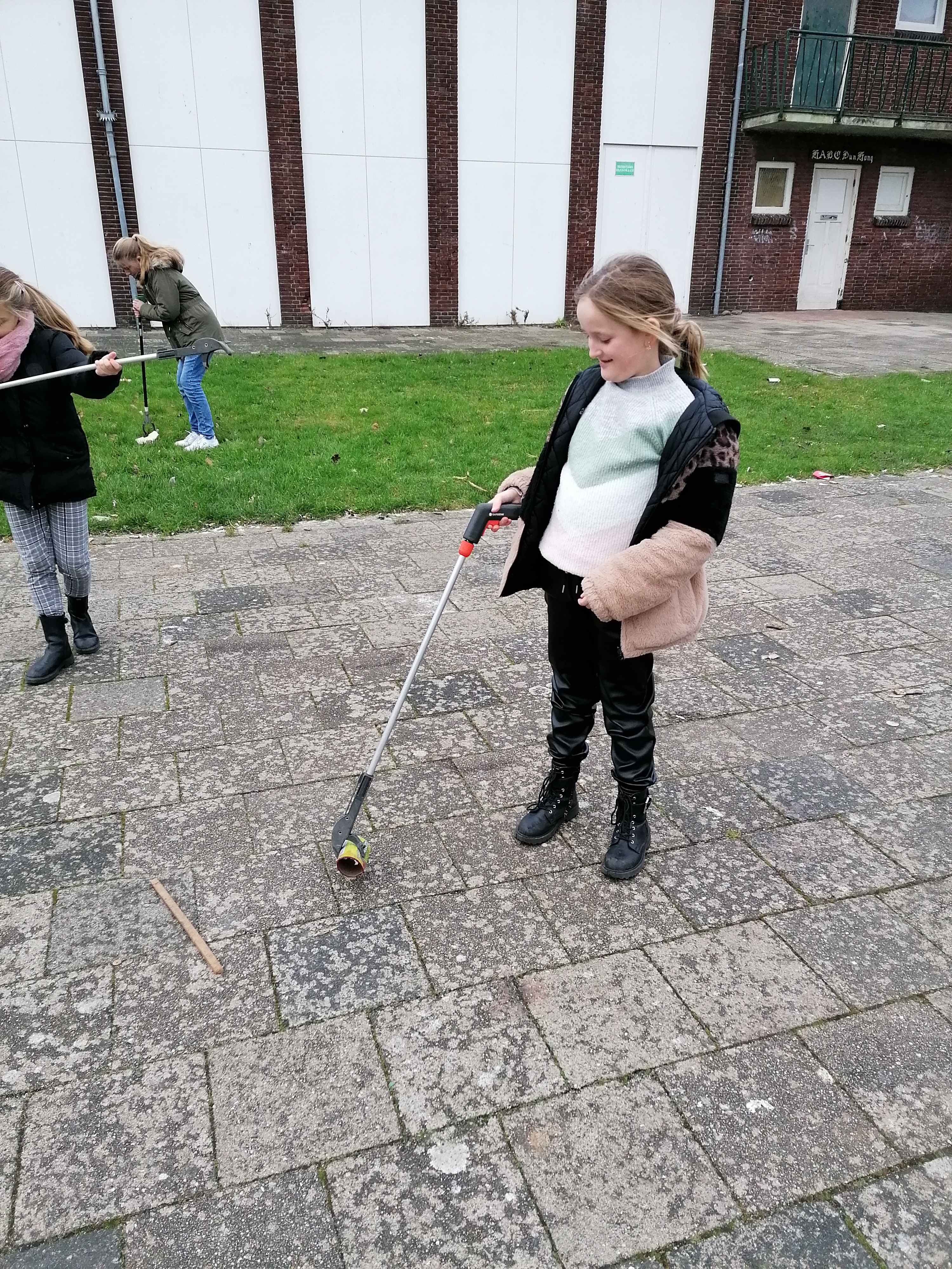 Schoonmaak speelveld Dun Hong na kerstvakantie