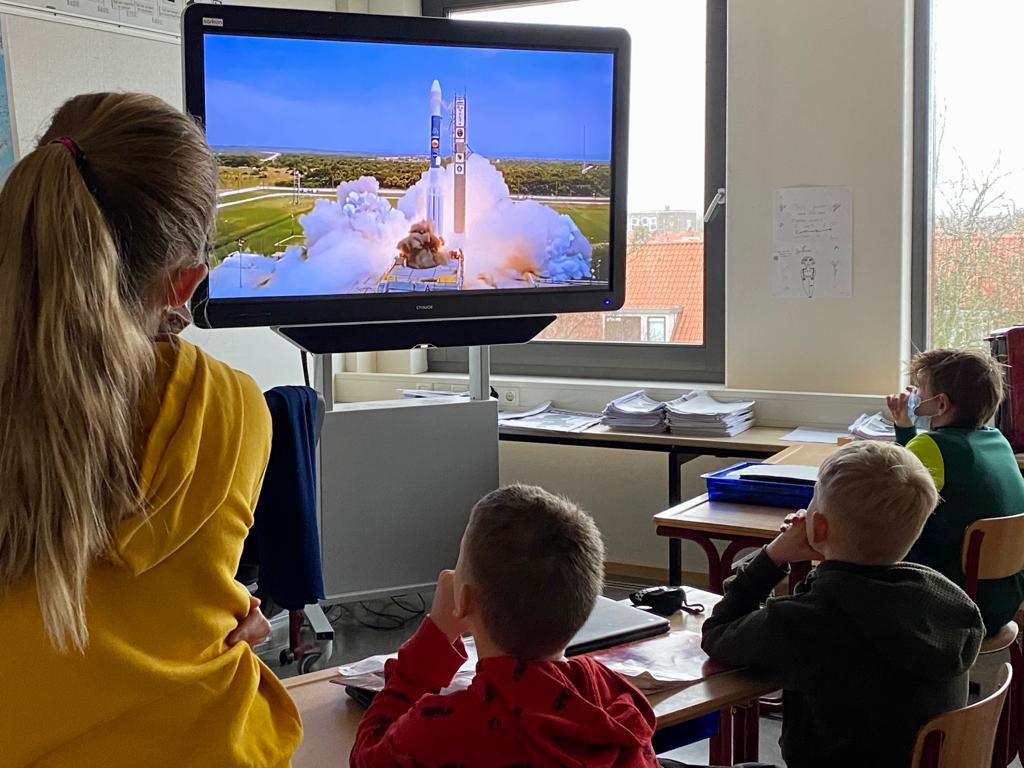 Professor ruimtevaartkunde breekt in tijdens lessen bovenbouw 🚀