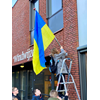 Leerlingen hangen de vlag uit voor Oekraïne