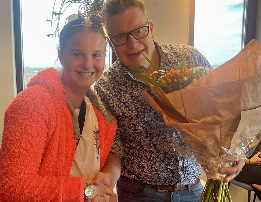 Na hard werken een echte baan in het onderwijs! 