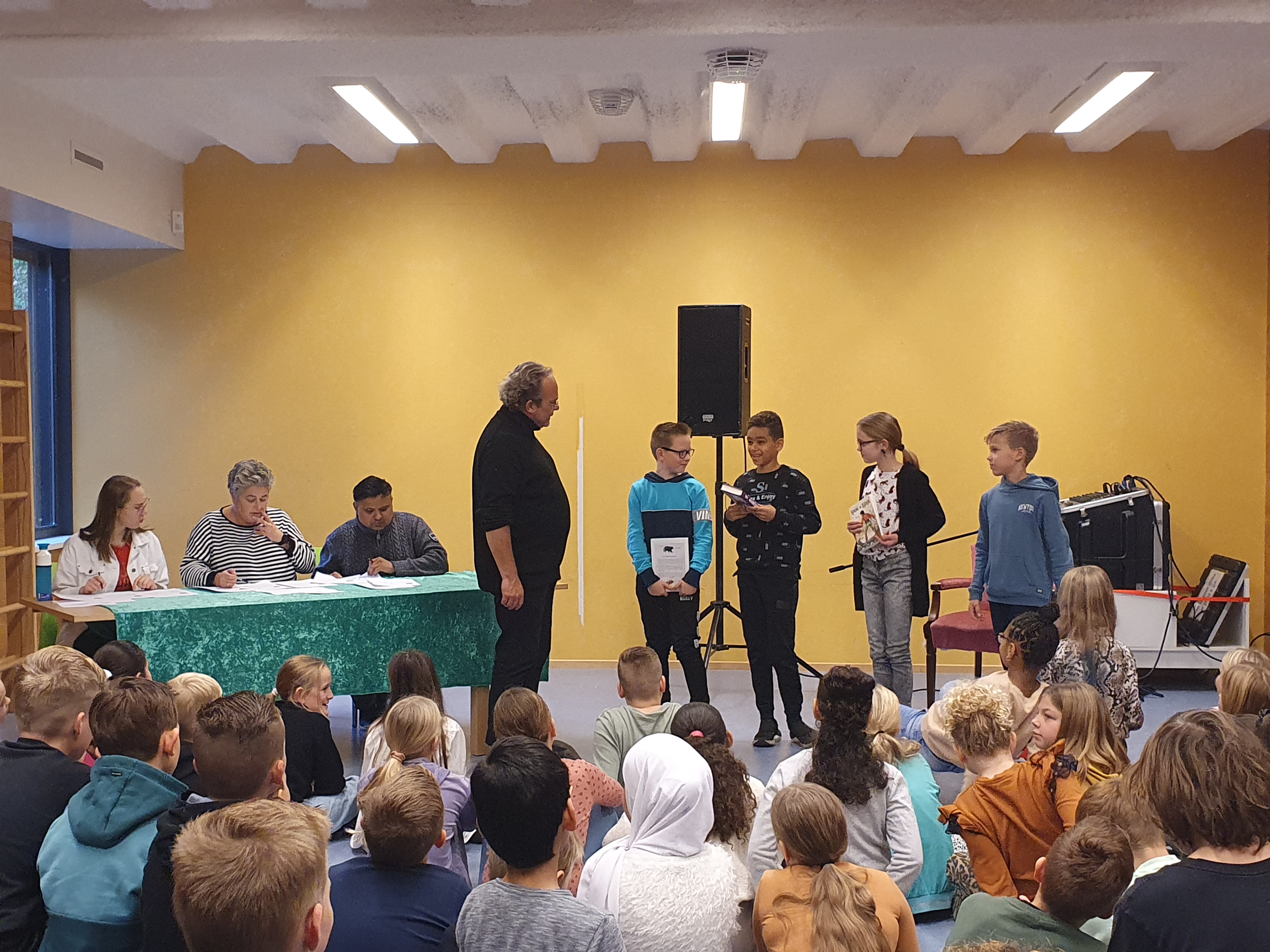 Narelle is de winnaar van de voorleeswedstrijd in de bovenbouw