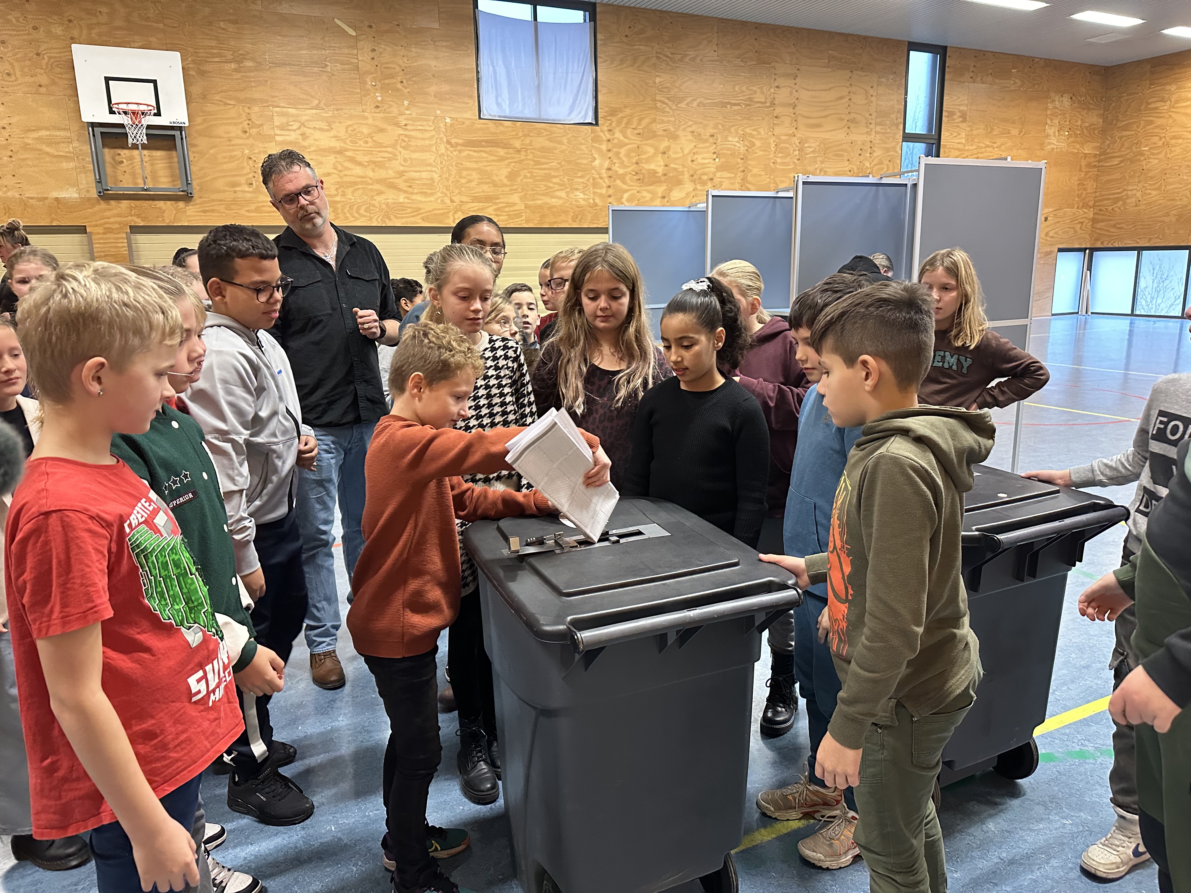 Leerlingen bezoeken stembureau 