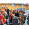 Leerlingen bezoeken stembureau 