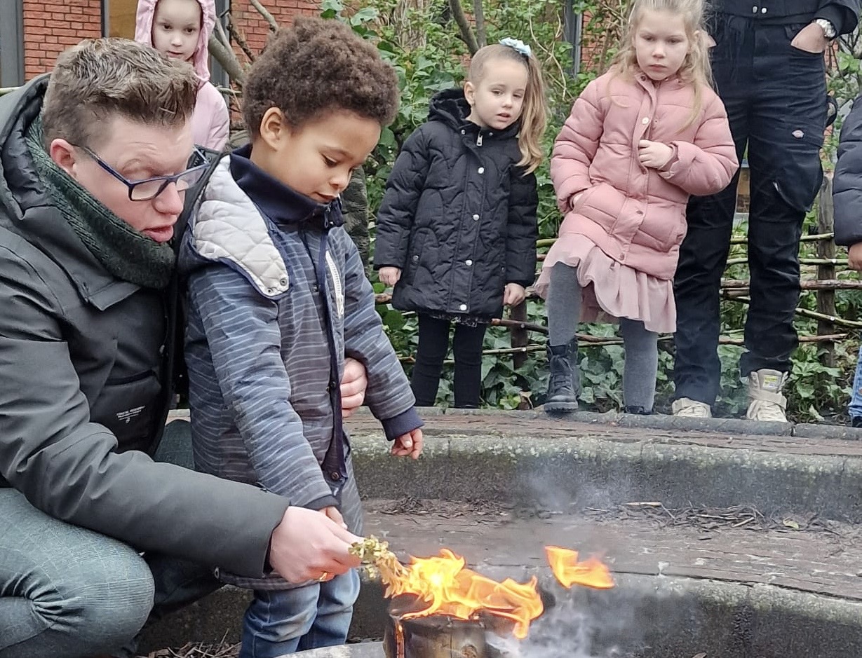 Start van de vastentijd: leerlingen verbranden oude palmtakjes