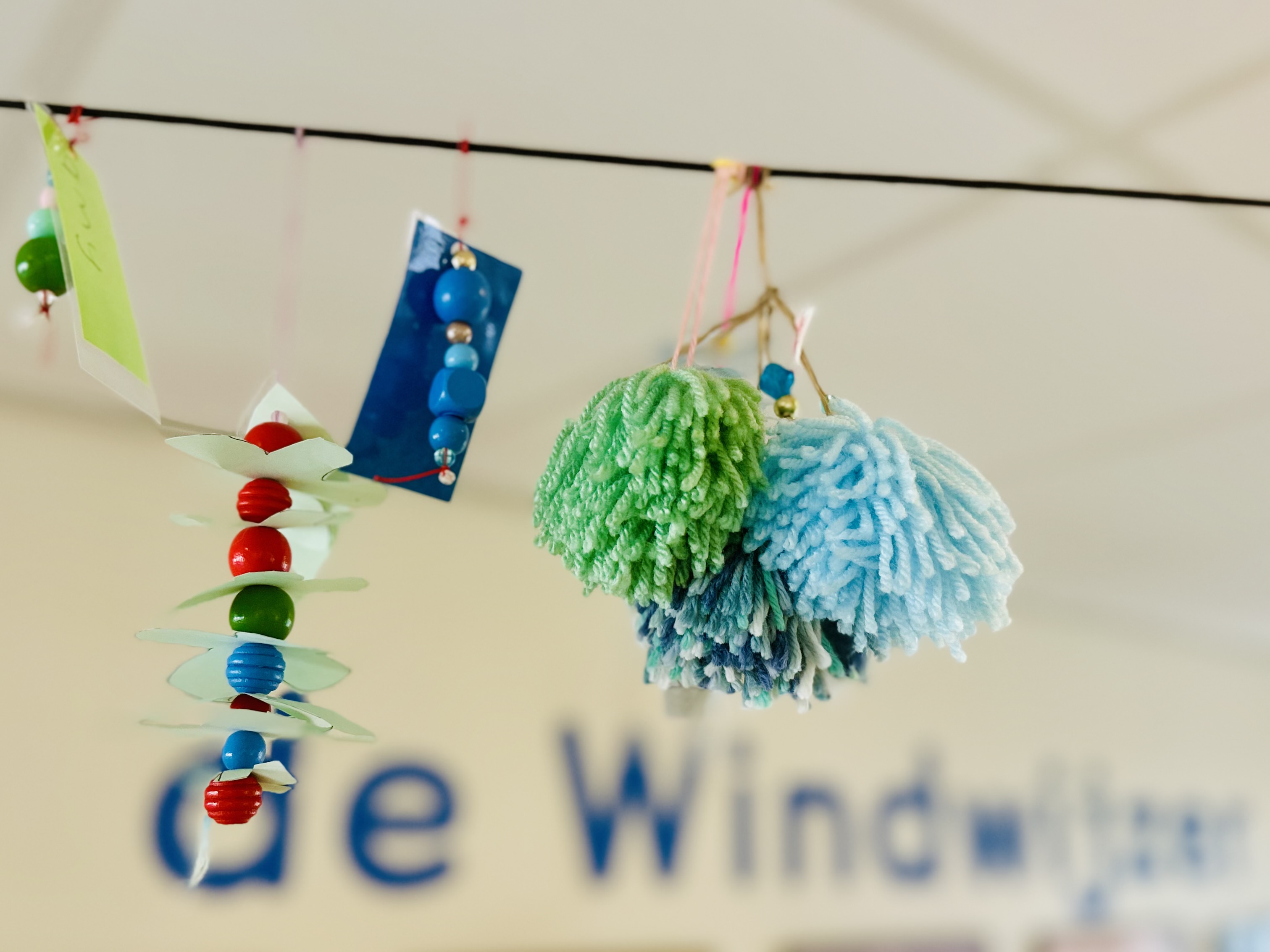 Leerlingen maken feestslinger met Traide