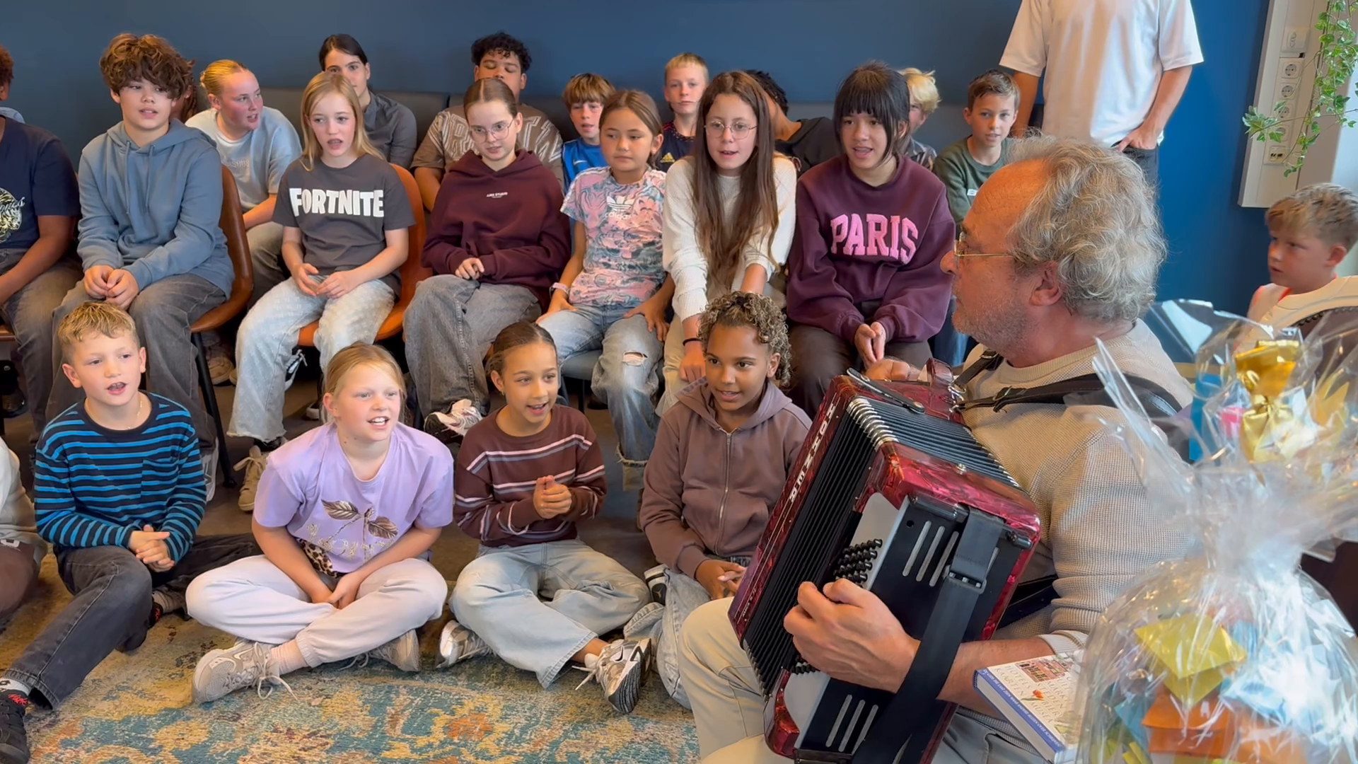 Een feestje voor meester Maarten die 25 jaar in het onderwijs werkt